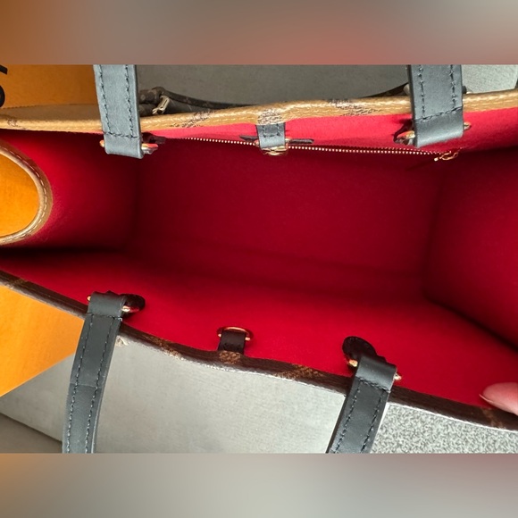 Louis Vuitton On The Go Tote MM - Picture 7 of 9